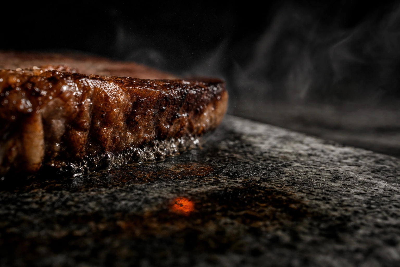 A carne a selar contra o granito a escaldar, com a gordura a estalar